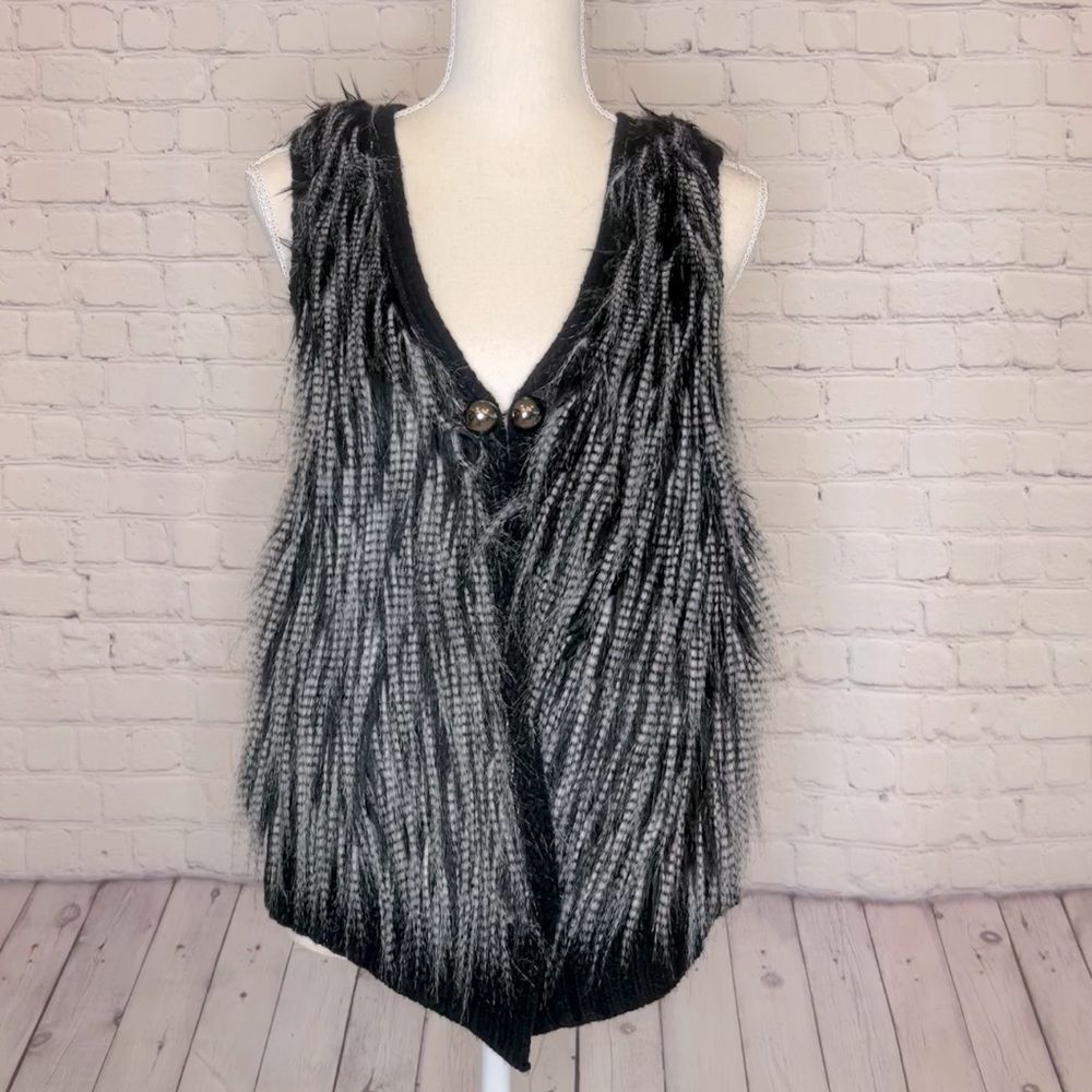 {Alberto Makali} Vest